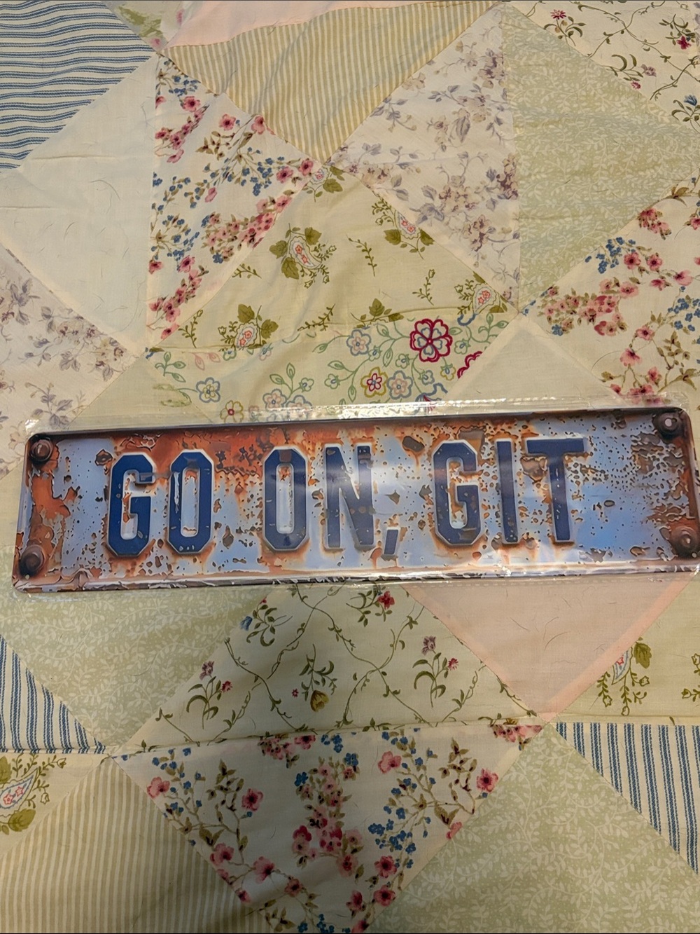 Vintage Style "GO ON, GIT" Metal License Plate Sign - Blue Letters